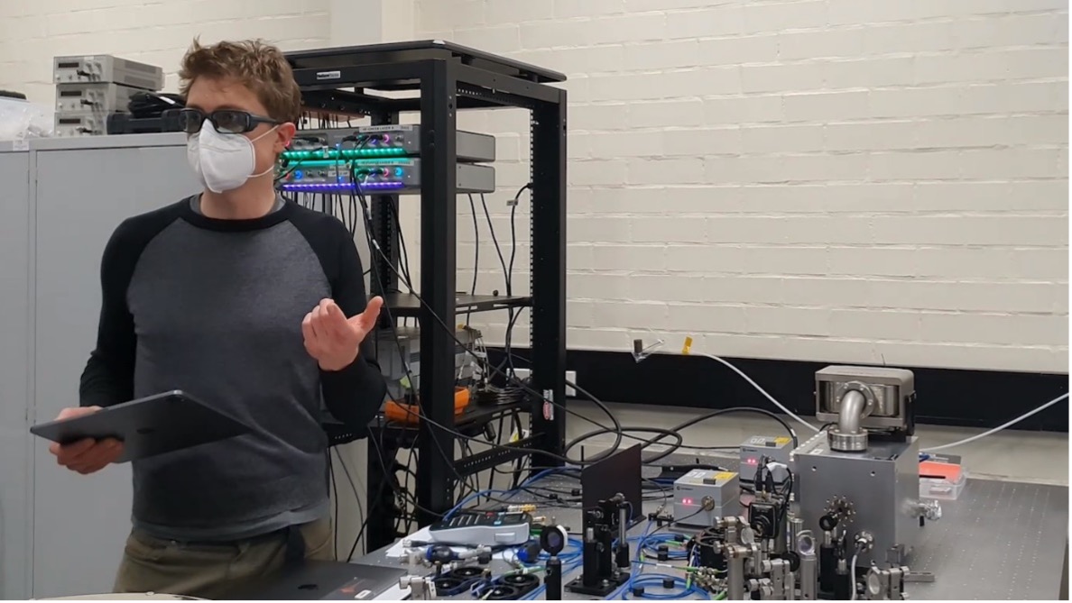 图 1：ANU 实验室设置将激光锁定到 100,000 精细度参考腔